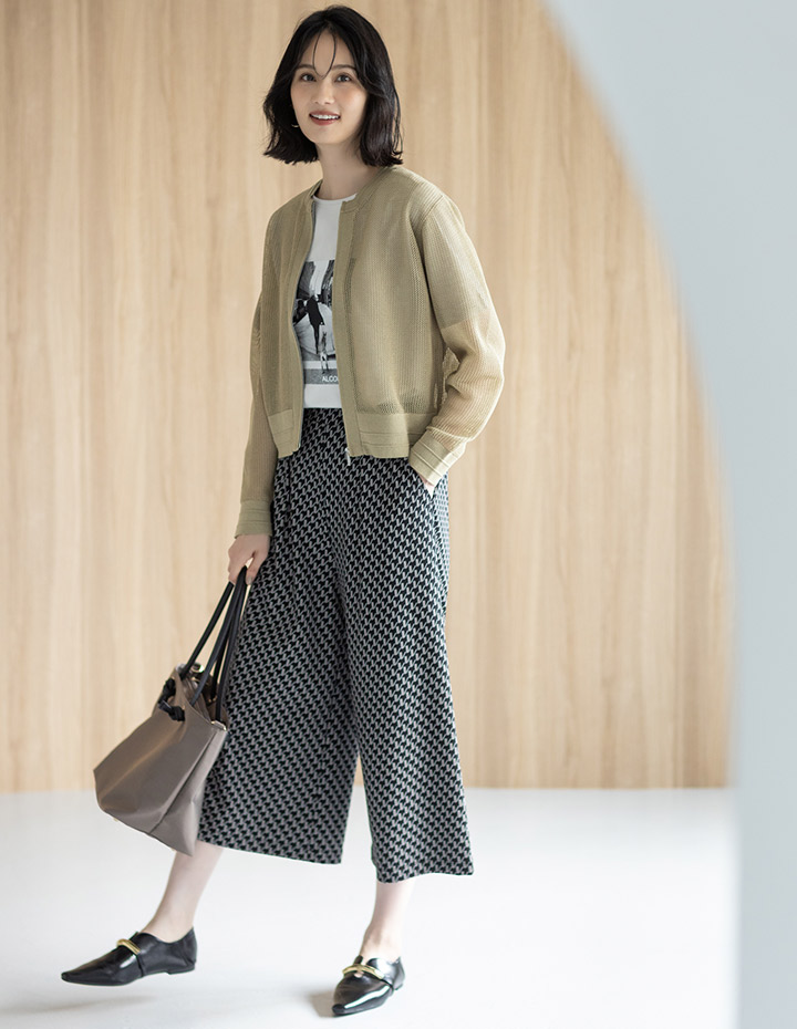 メッシュニットブルゾン【手洗い可能】・【アルコラージュ】ボートネックフォトＴシャツ【接触冷感・UVカット】・クールワイドパンツ【セットアップ可・接触冷感・UVカット】・2WAYトートバッグを着用した女性1