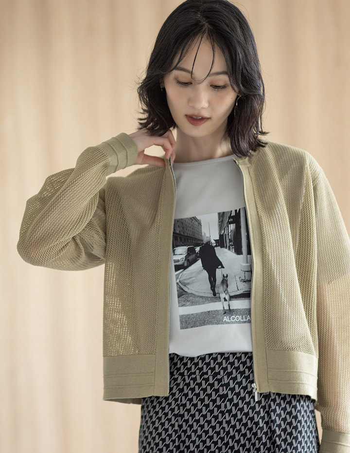 メッシュニットブルゾン【手洗い可能】・【アルコラージュ】ボートネックフォトＴシャツ【接触冷感・UVカット】・クールワイドパンツ【セットアップ可・接触冷感・UVカット】・2WAYトートバッグを着用した女性2