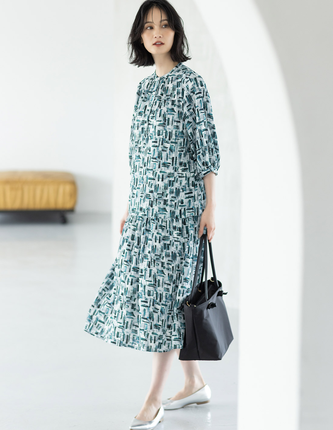 アルコラージュプリントワンピースを着用した女性2