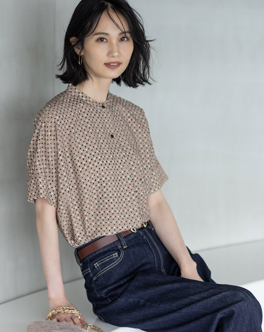 アルコラージュプリントブラウス・デニムパンツを着用した女性1