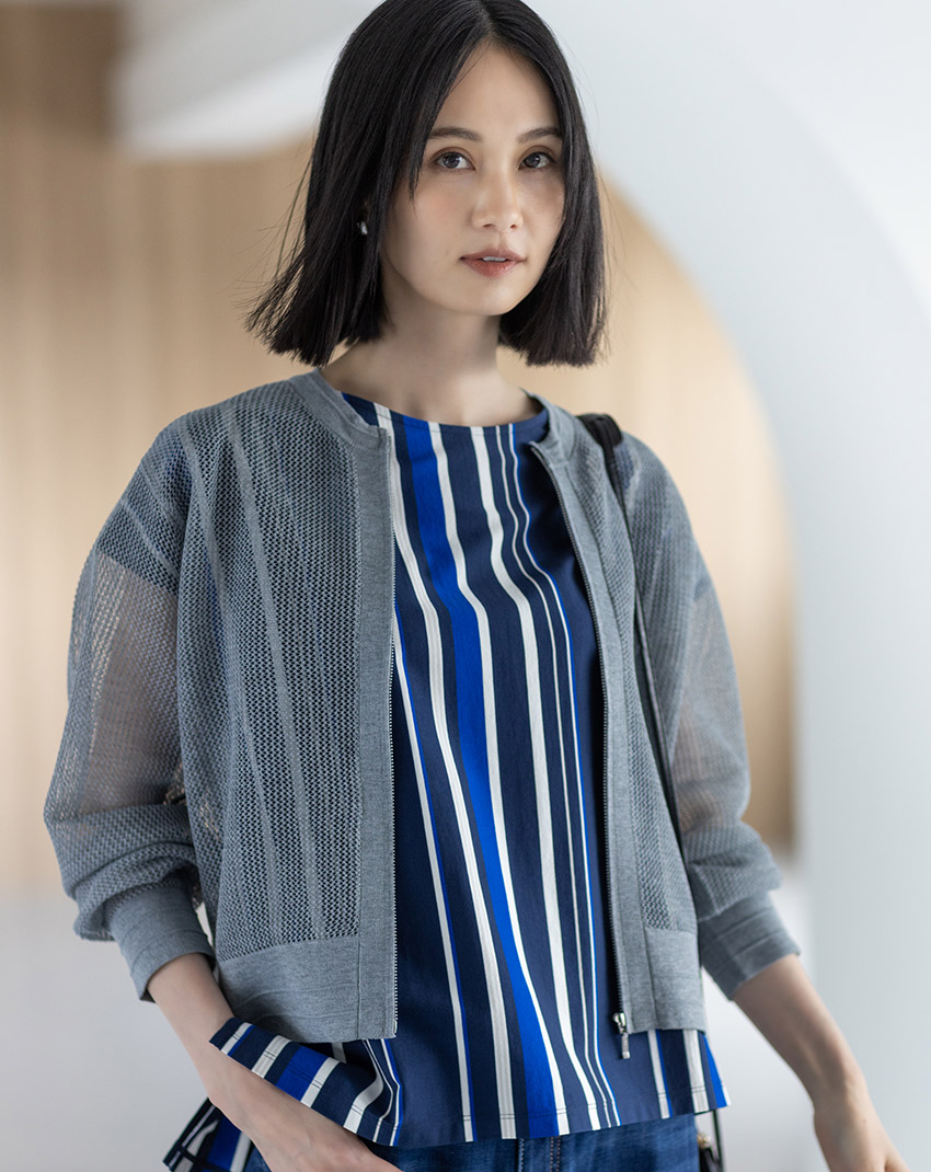 マルチボーダープルオーバー【接触冷感・UVカット】・メッシュニットブルゾン【手洗い可能】・デニムパンツを着用した女性1