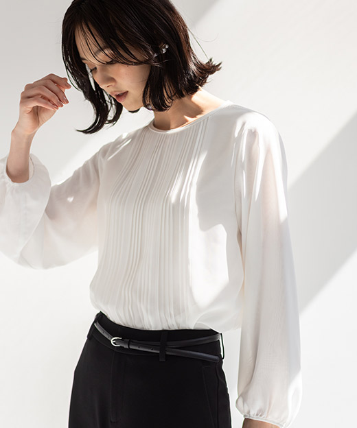 ブラック色の【アルファブリック】ワイドパンツ、プリーツTブラウスを着用したモデル画像