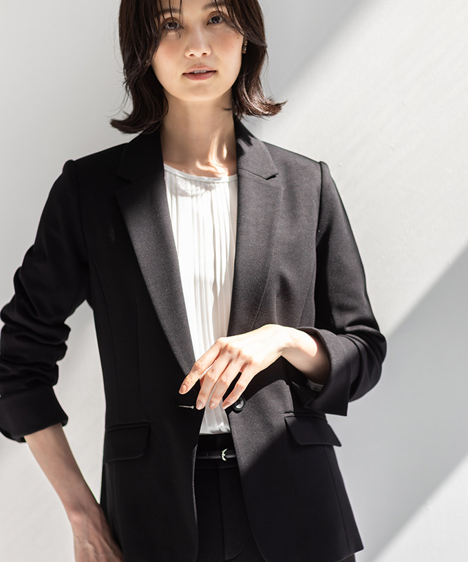 ブラック色の【アルファブリック】テーラードジャケットを着用した女性の画像02