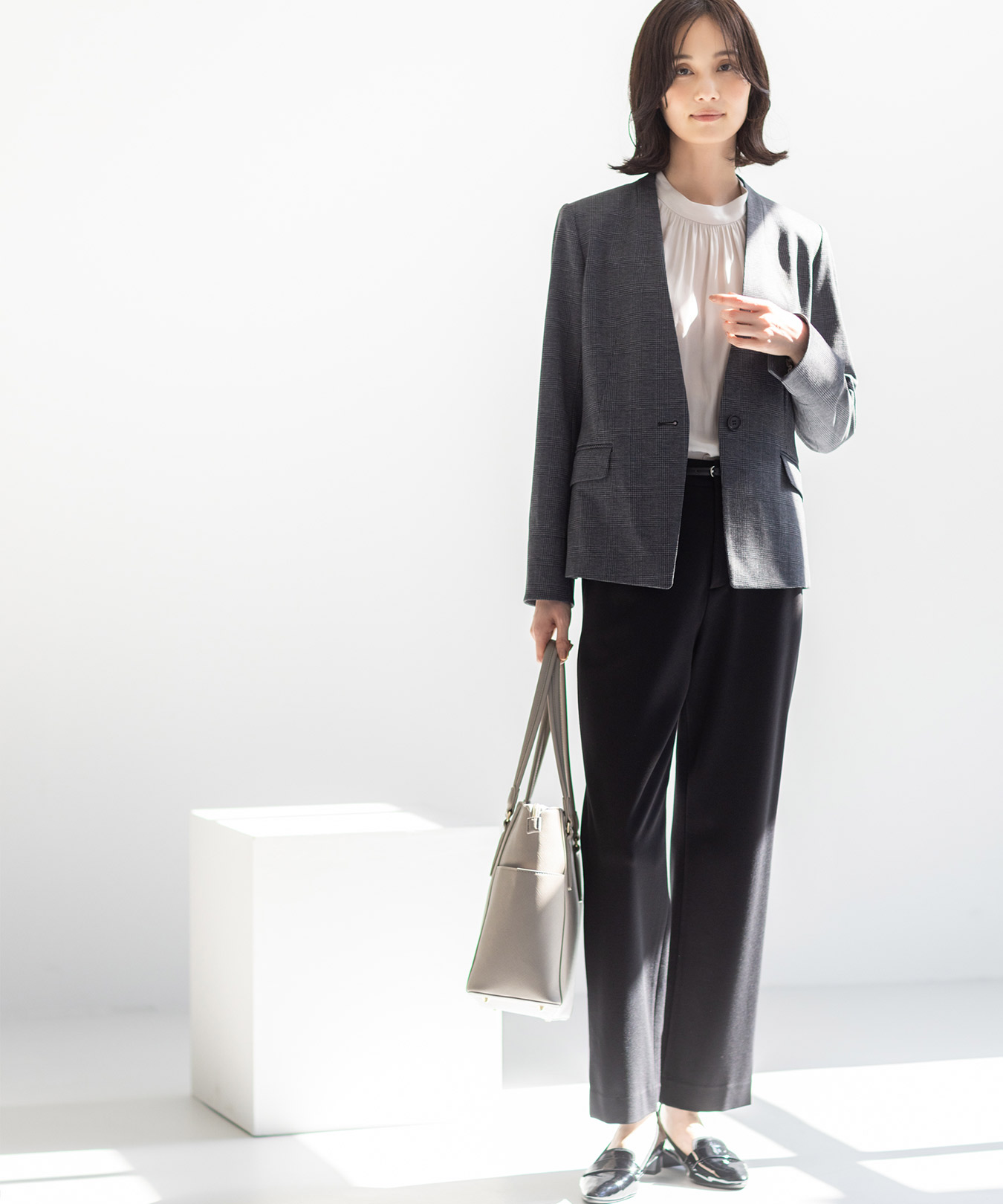 【アルファブリック】カラーレスジャケットと【アルファブリック】ストレートパンツを着用した女性の画像01