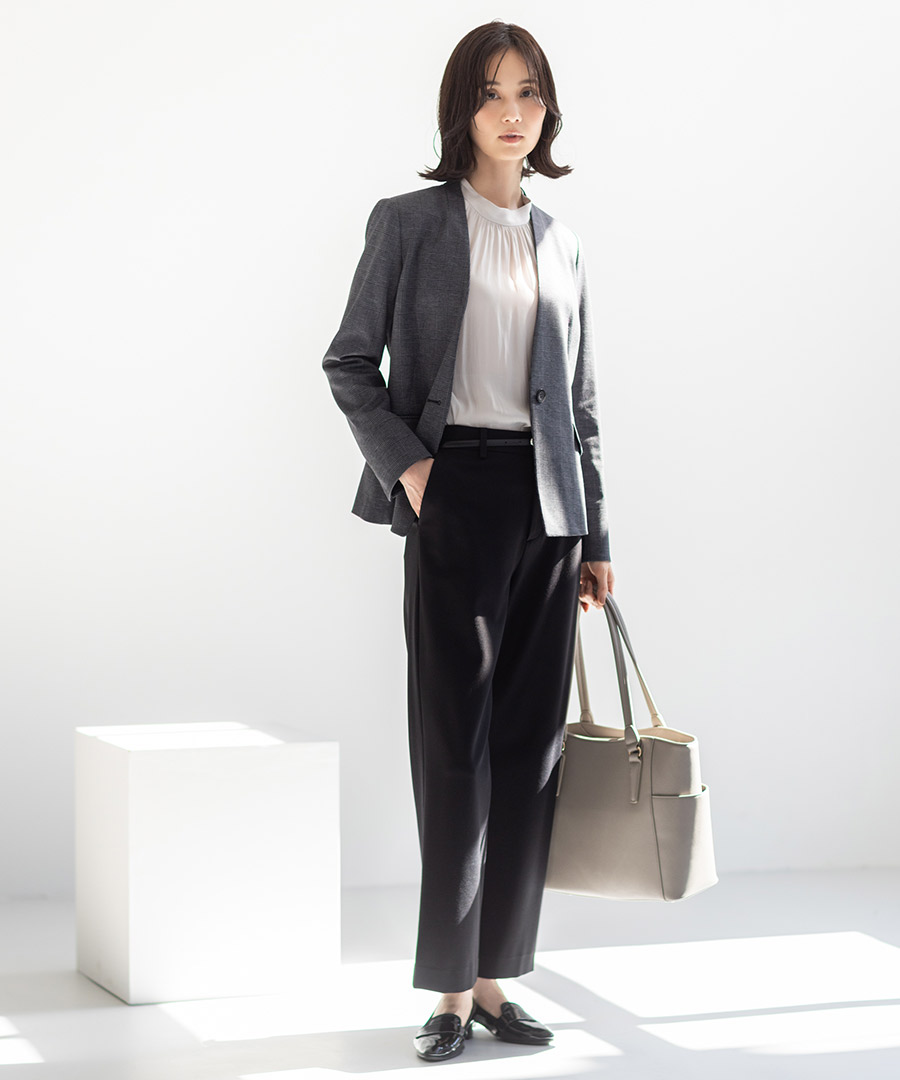 【アルファブリック】カラーレスジャケットと【アルファブリック】ストレートパンツを着用した女性の画像03