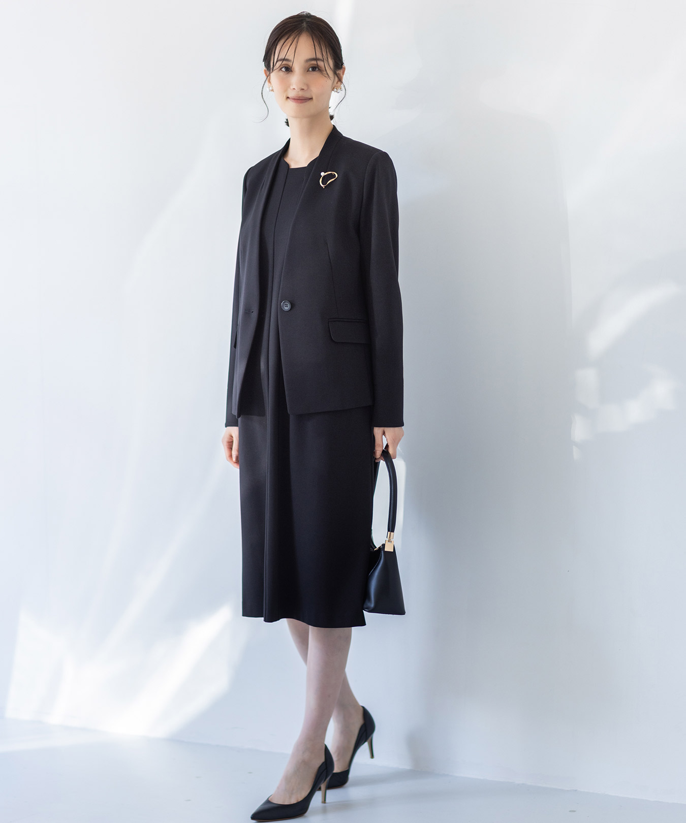 【アルファブリック】ワンピースを着用した女性の画像01