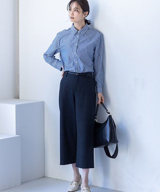 ネイビー色の【アルファブリック】ワイドパンツ、ストライプシャツを着用したモデル画像