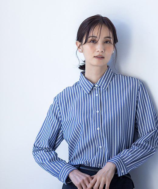 ネイビー色のストライプシャツを着用したモデル画像