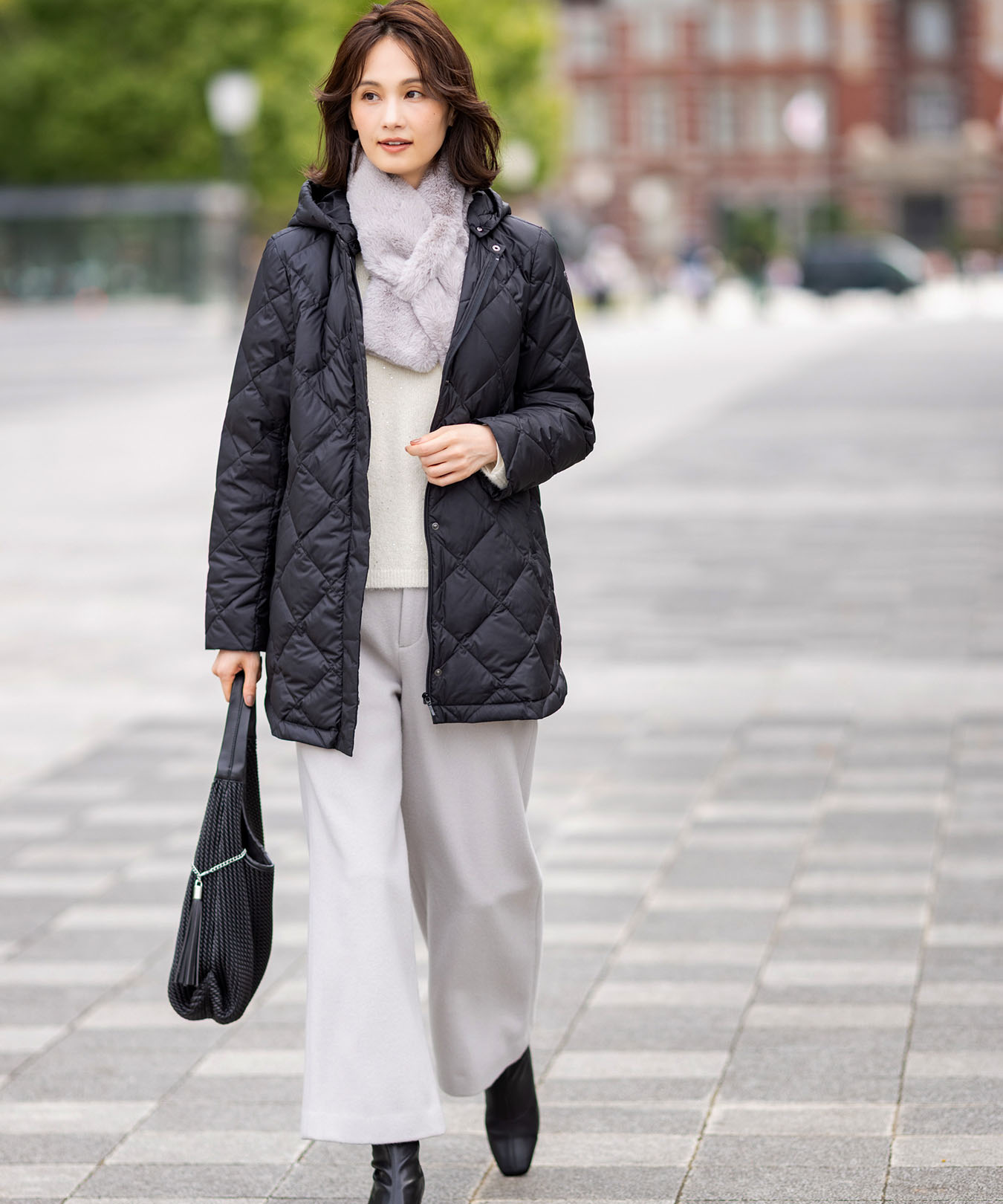 ライトダウンキルトコート【軽量】を着用した女性１