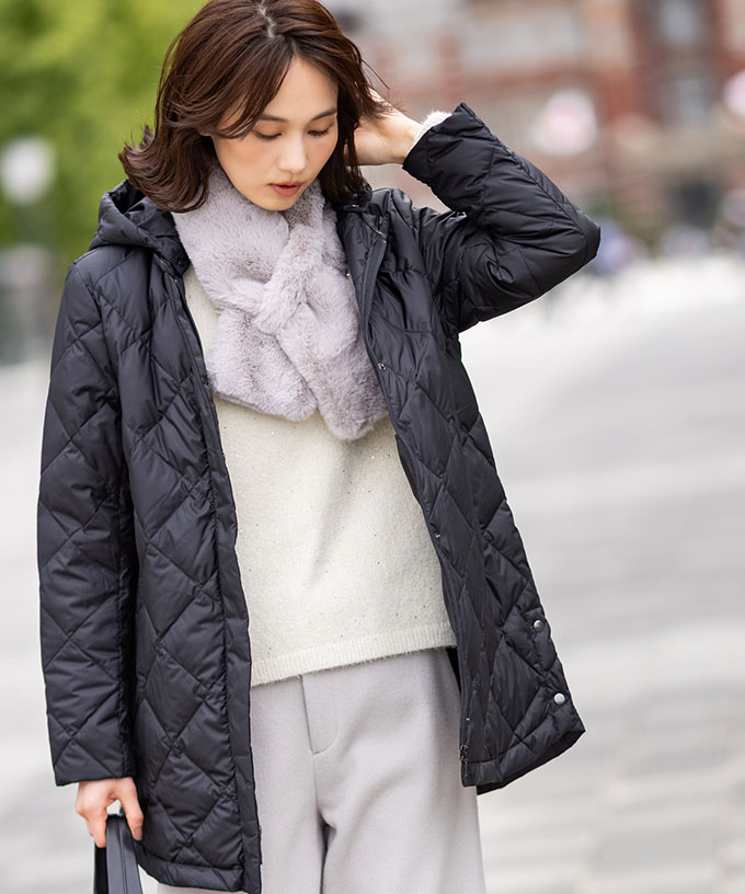 ライトダウンキルトコート【軽量】を着用した女性２