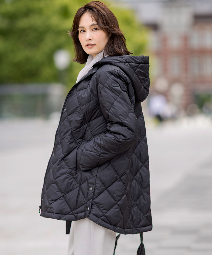 ライトダウンキルトコート【軽量】を着用した女性３