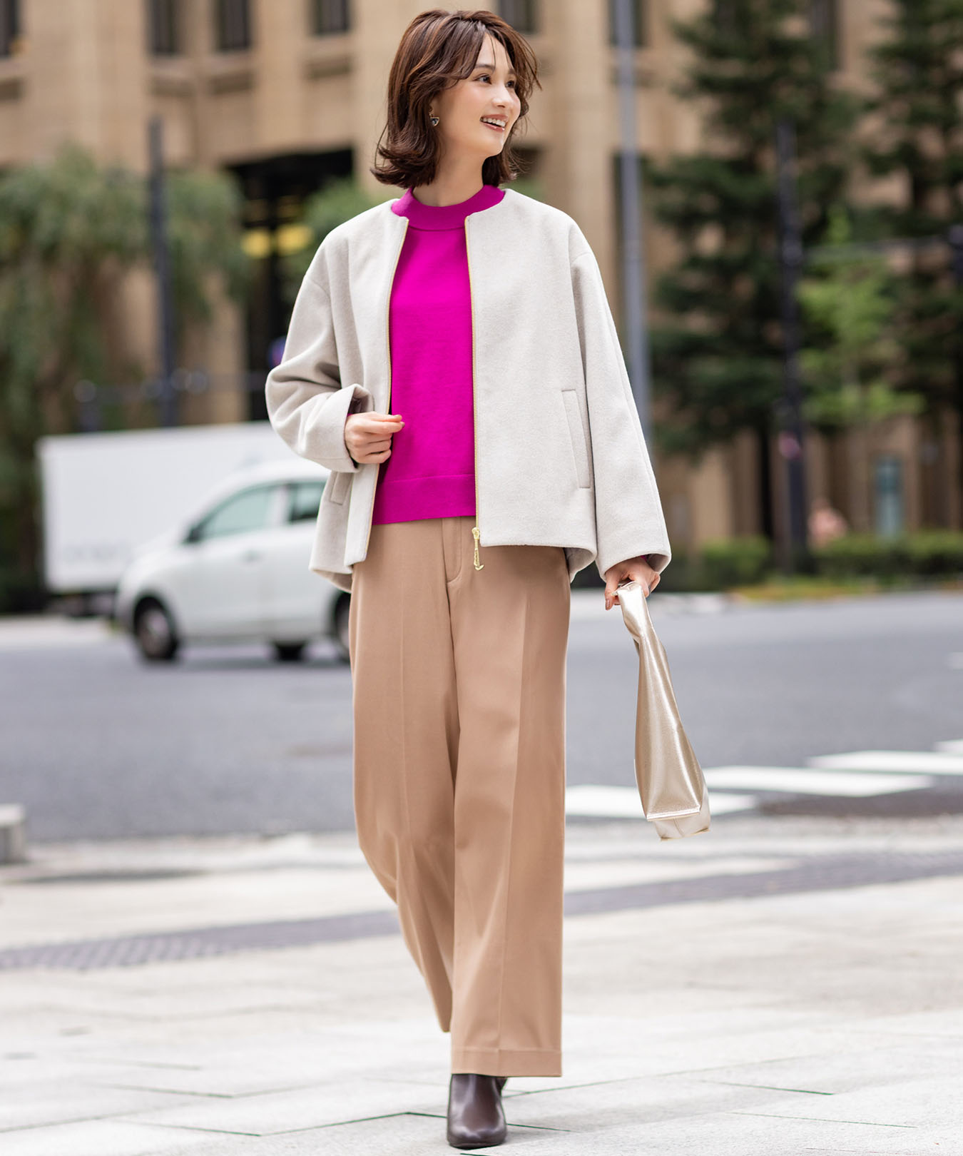 ジップギャザーブルゾンを着用した女性１