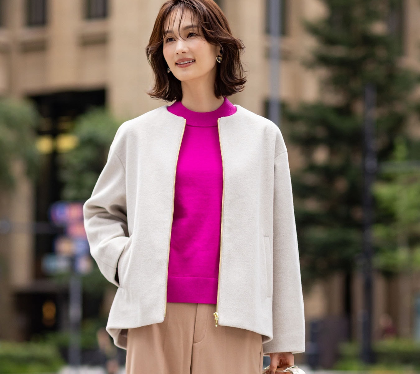 ジップギャザーブルゾンを着用した女性２