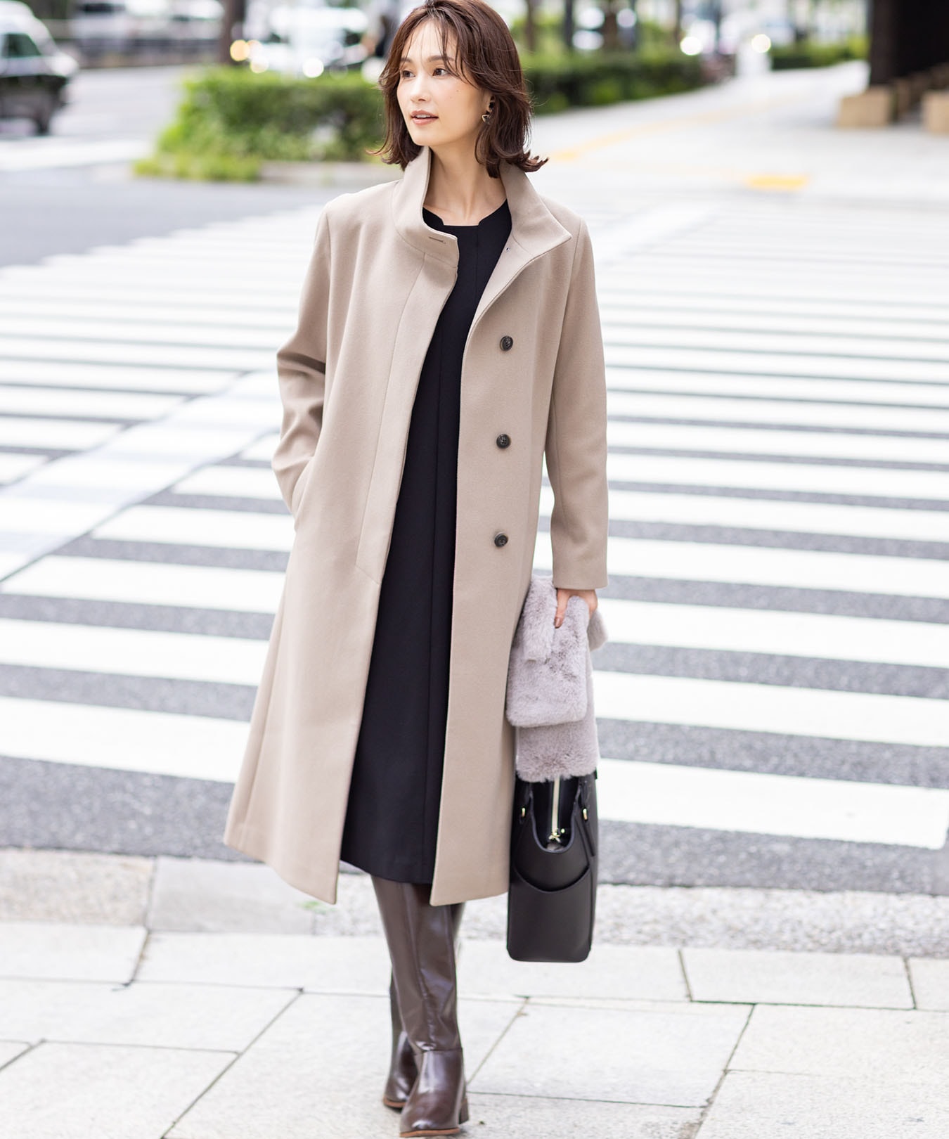 スタンドロングコートを着用した女性１