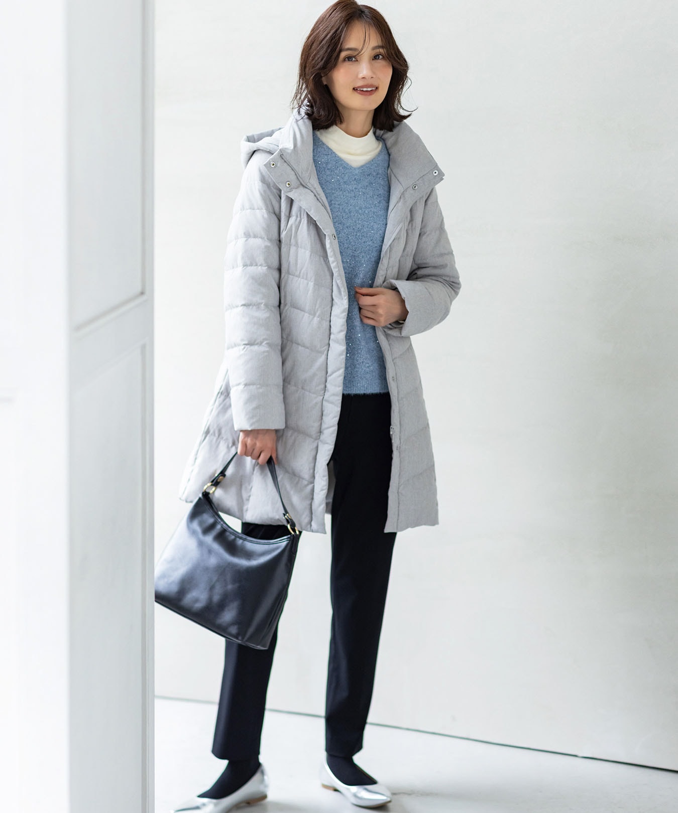 ロングダウンコートを着用した女性１