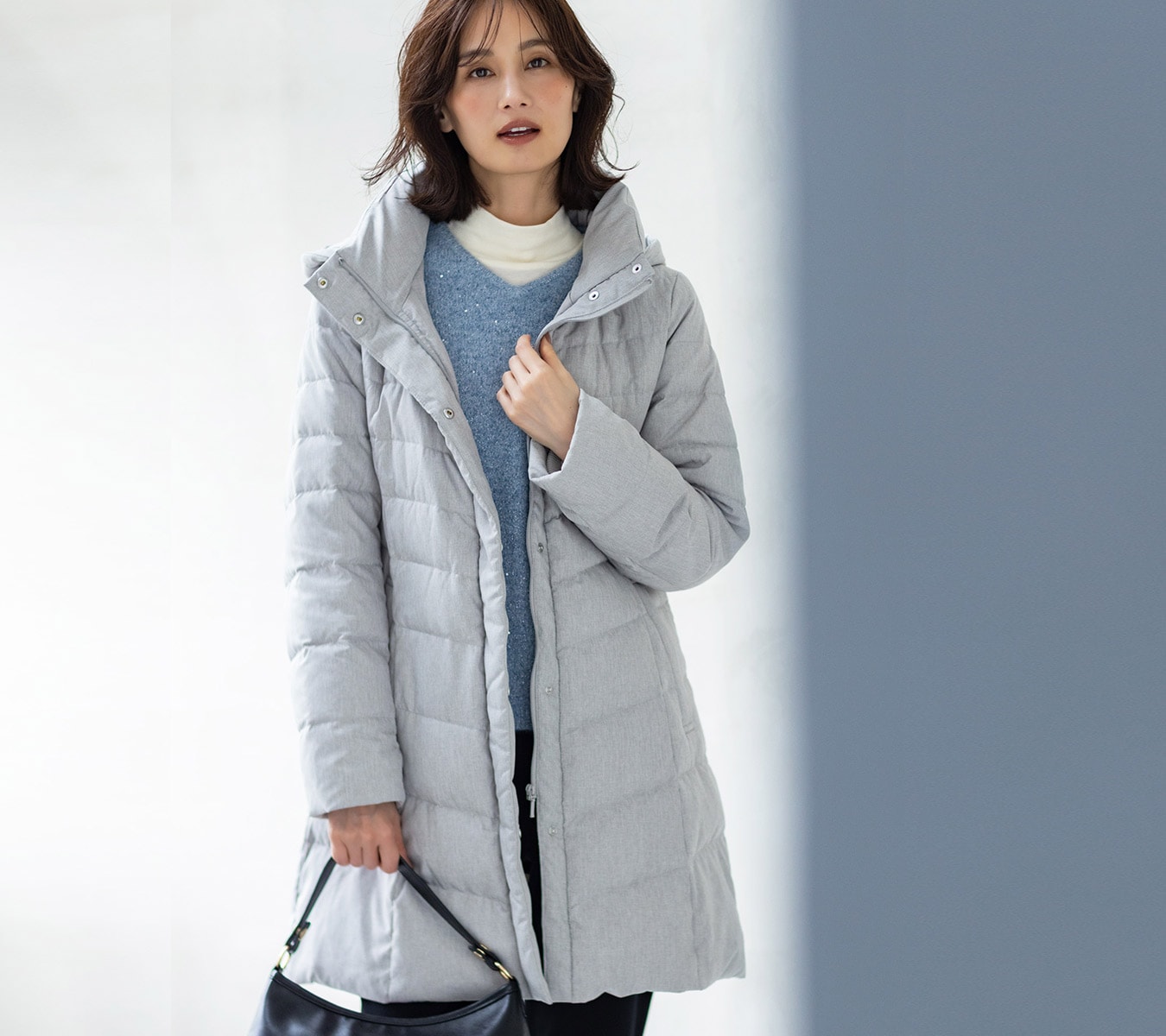 ロングダウンコートを着用した女性２
