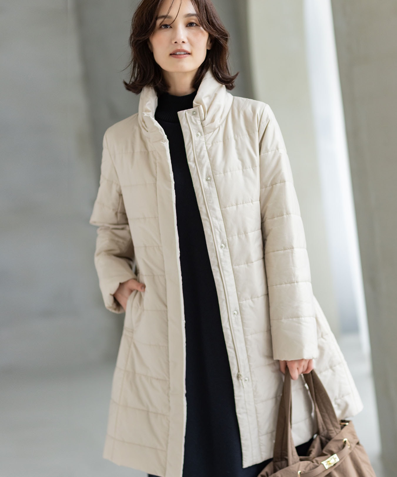 サーモアロングコートを着用した女性１