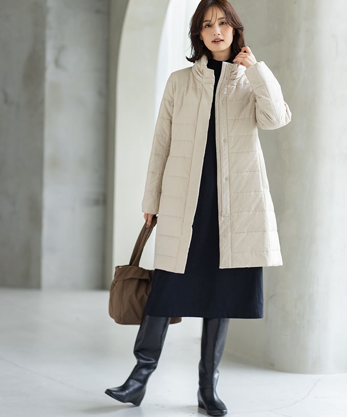 サーモアロングコートを着用した女性２