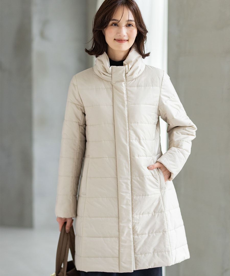 サーモアロングコートを着用した女性３