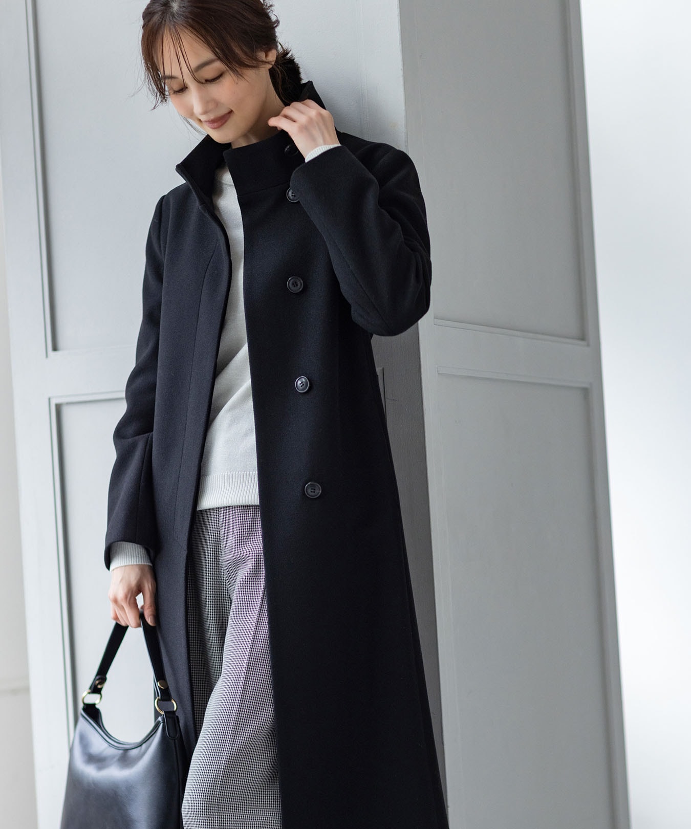 ロングダウンコートを着用した女性１