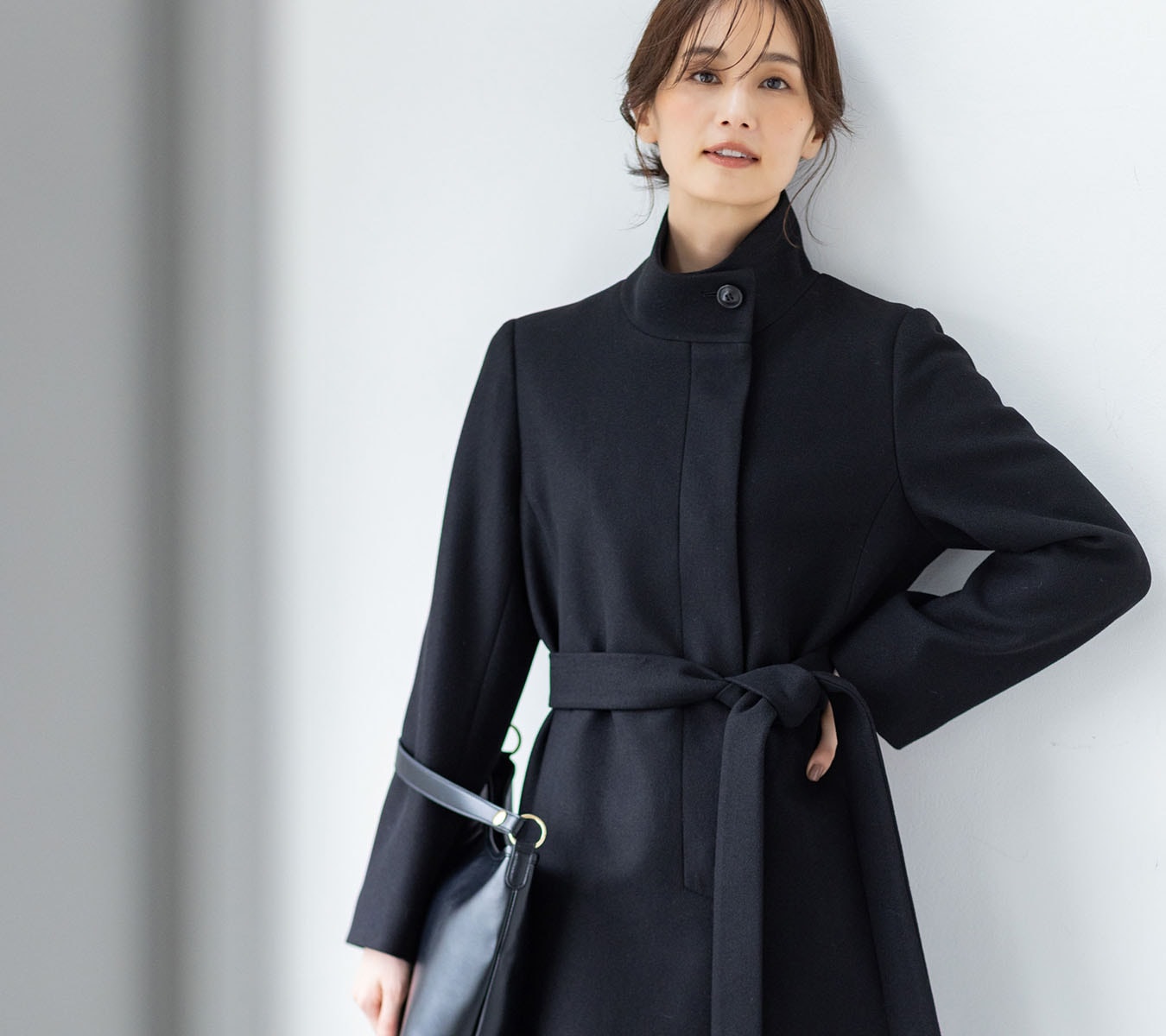 ロングダウンコートを着用した女性２