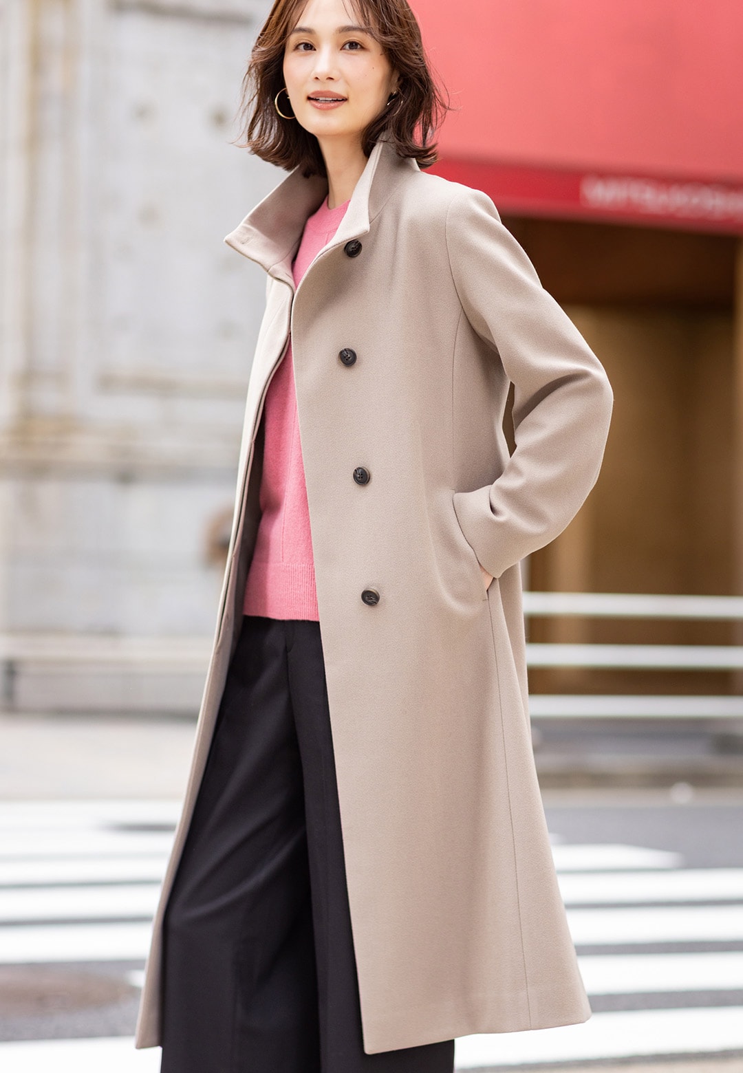 ロングコートを着用した女性１
