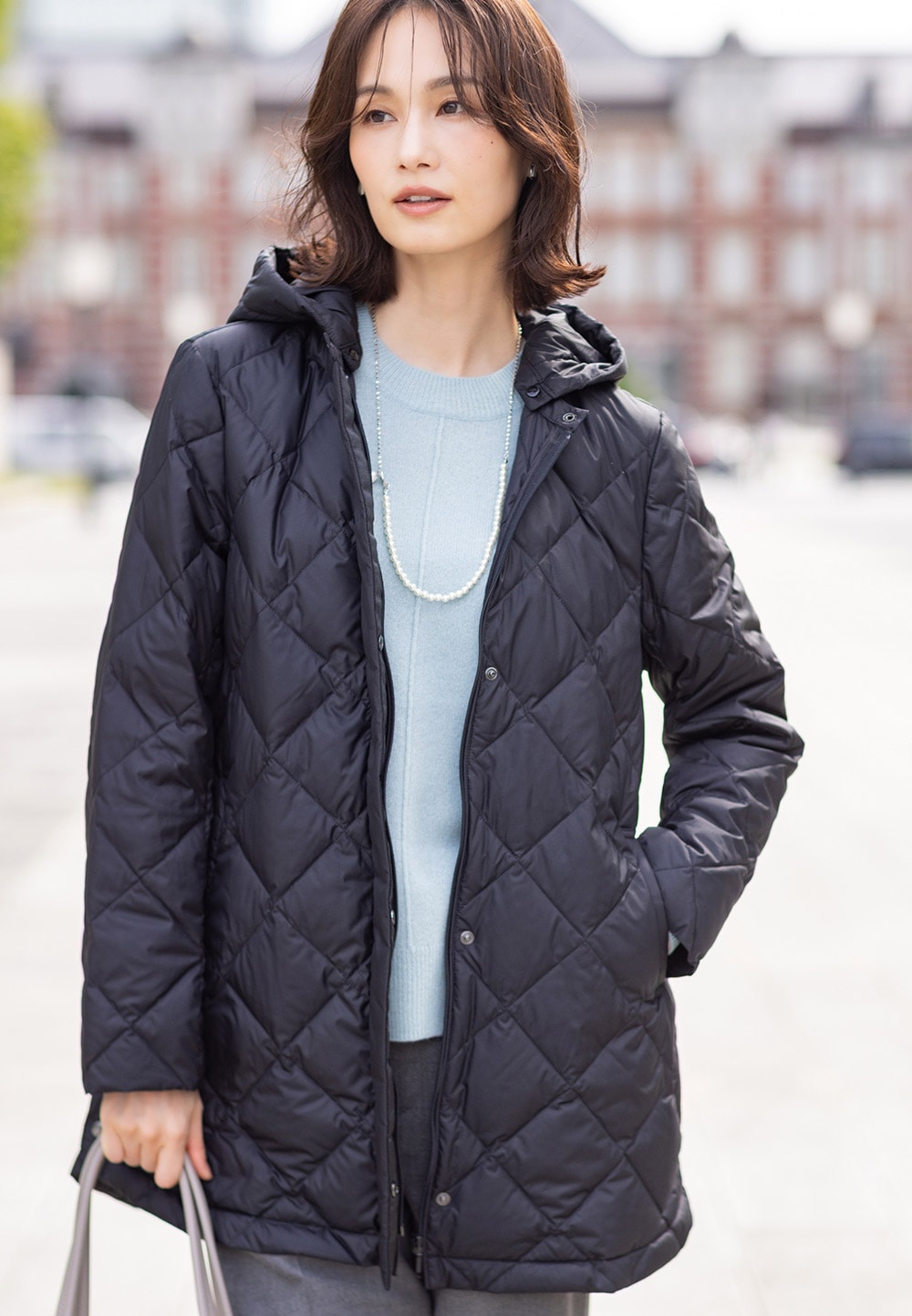 キルトコートを着用した女性１