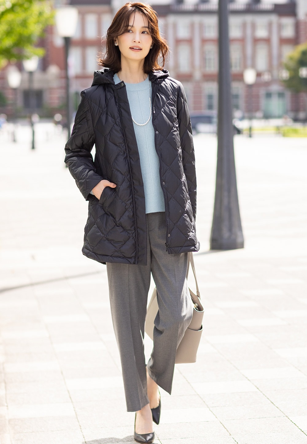 キルトコートを着用した女性２