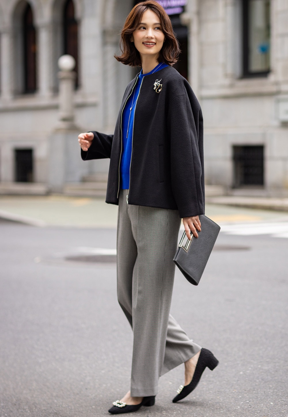 ジップブルゾンを着用した女性２