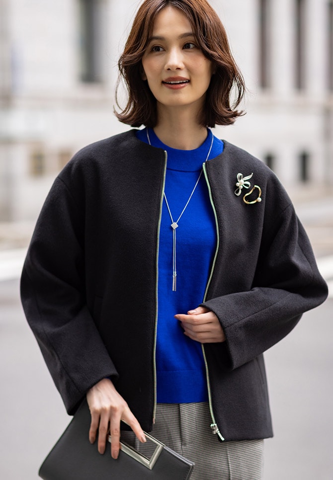 ジップブルゾンを着用した女性３