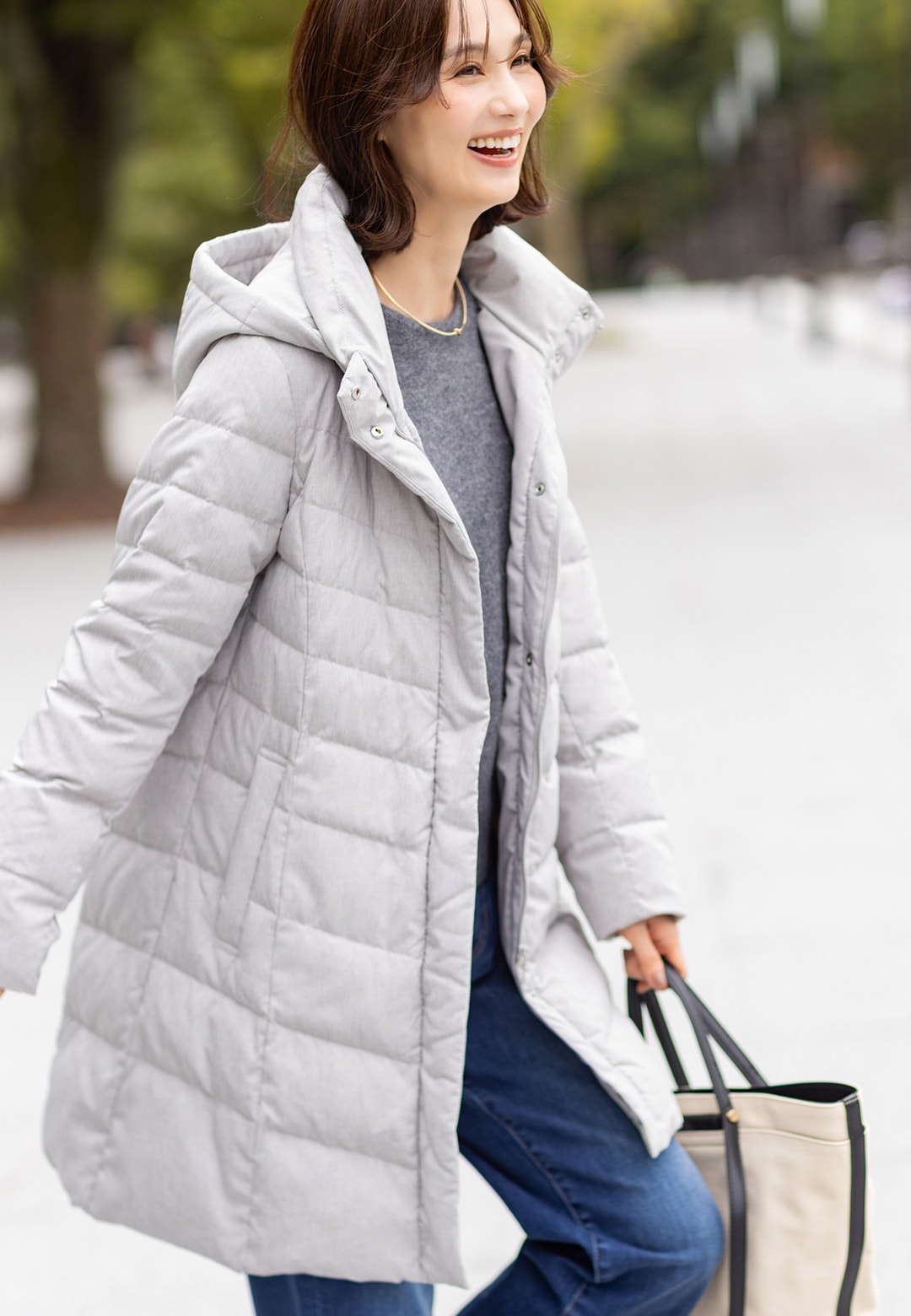 ダウンコートを着用した女性２