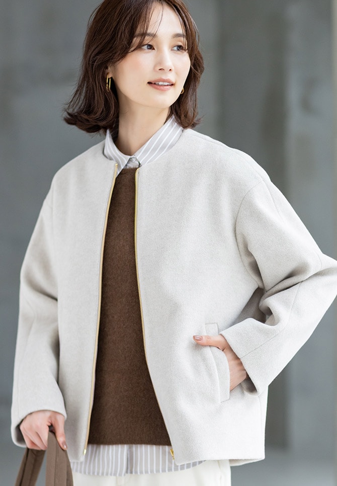 ジップブルゾンを着用した女性３