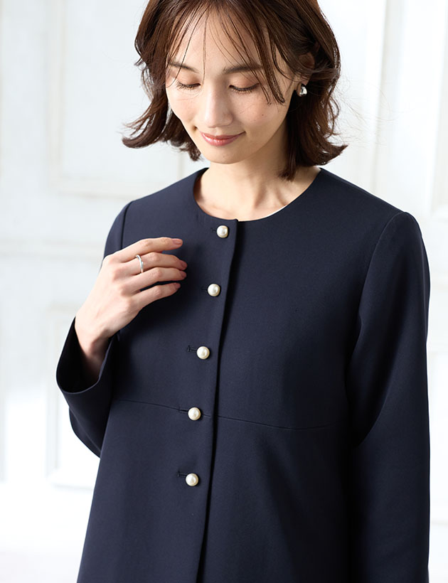 ネイビーのペプラムジャケット【セットアップ対応】を着用した女性の画像