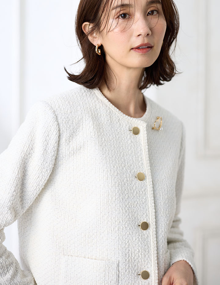 ホワイトのツイードジャケット・アイボリーのストレートパンツ【セットアップ対応】を着用した女性の画像