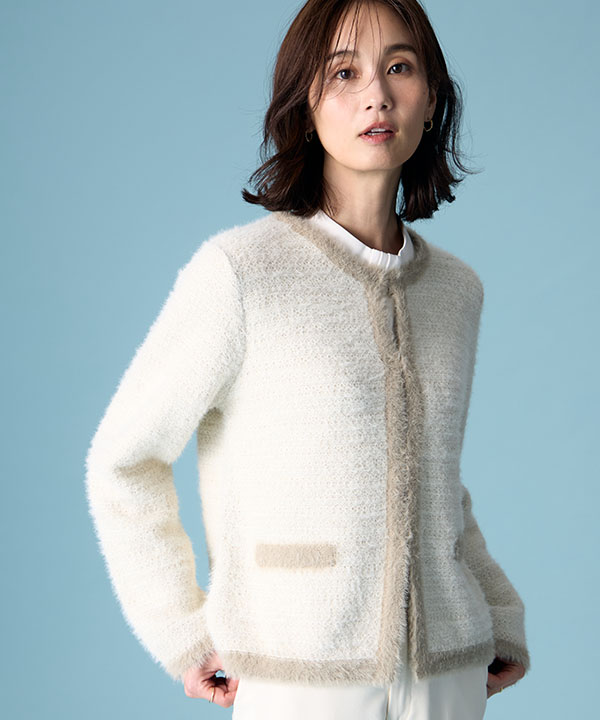 ホワイトのバイカラーニットカーディガン・ホワイトのボウタイブラウス・ホワイトの【美モーション】テーパードパンツを着用した女性の画像(アンカーリンク)