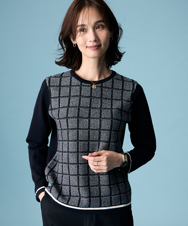 ブラックのチェックジャガードニットプルオーバー・ブラックの【美モーション】テーパードパンツを着用した女性の画像（アンカーリンク）