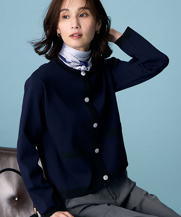 ブラックのバイカラーニットカーディガン・チャコールグレーの【美モーション】ワイドパンツを着用した女性の画像（アンカーリンク）