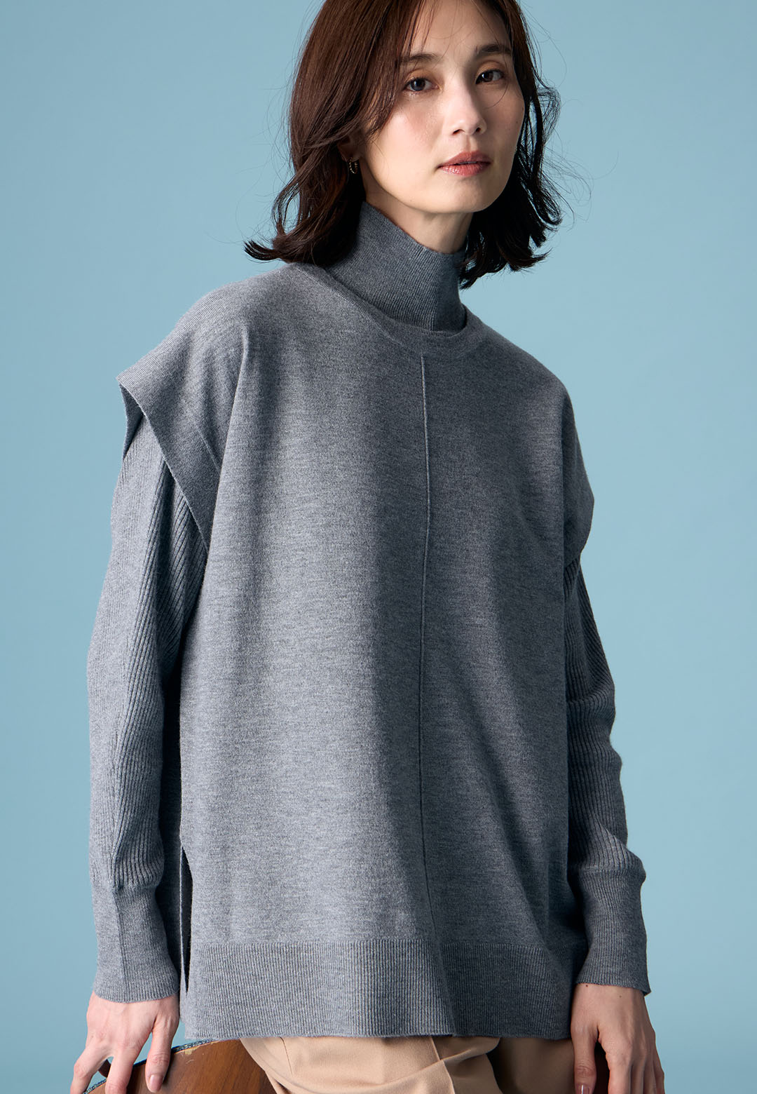 チャコールグレーのハイネックニットアンサンブル・モカの【美モーション】テーパードパンツを着用した女性の画像