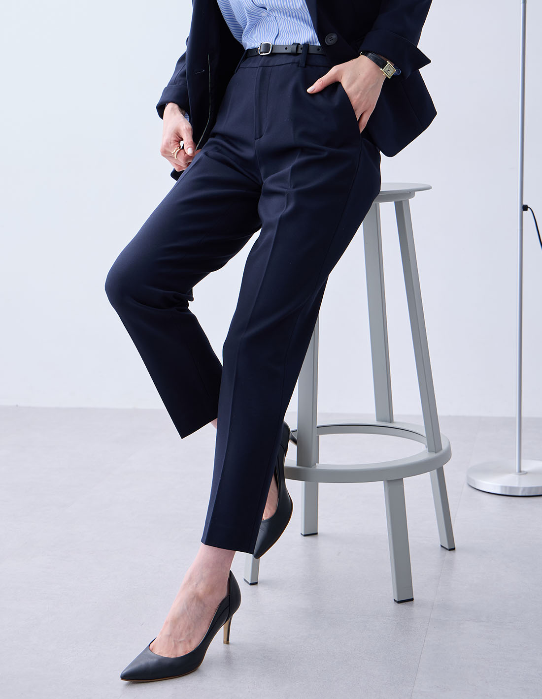 ネイビーの【アルファブリック】テーパードパンツ【セットアップ対応】を着用した女性の足元の画像
