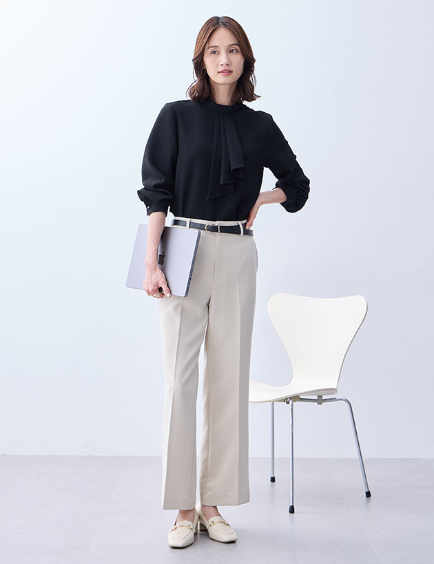 ブラックのジャガードボウタイブラウス・ベージュのストレートパンツ【セットアップ対応】を着用した女性の画像