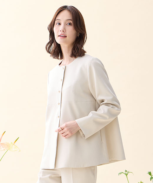 ベージュのペプラムジャケット・ベージュのストレートパンツを着用した女性の画像（ポイント）