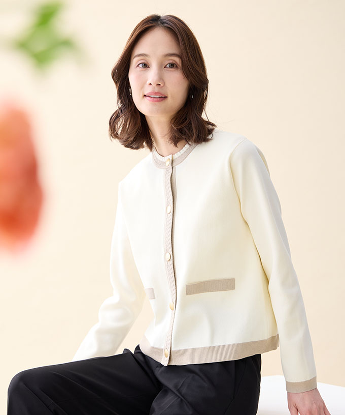 オフホワイトのバイカラーニットカーディガン・ブラックの【アルファブリック】テーパードパンツを着用した女性の画像--1