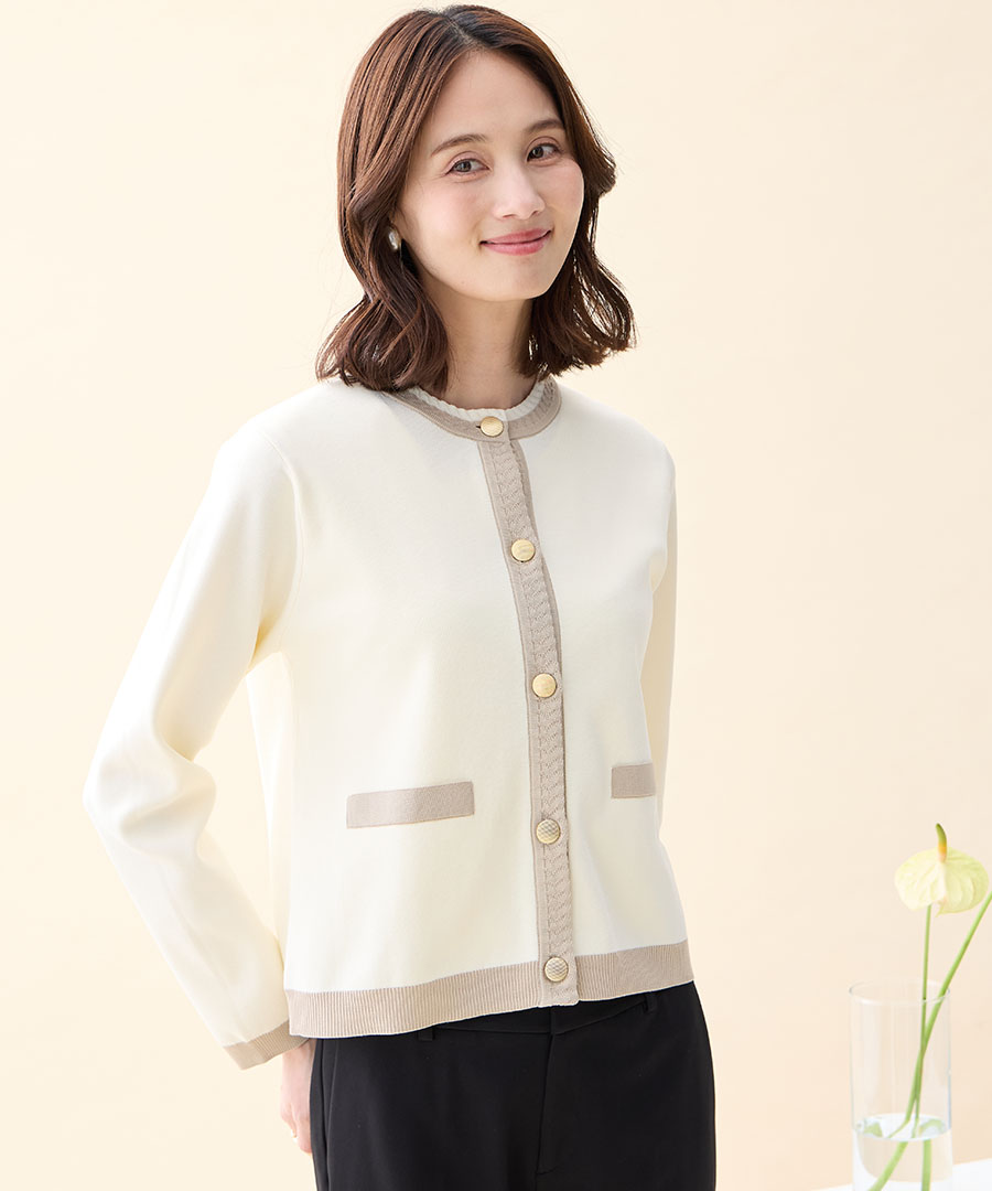 オフホワイトのバイカラーニットカーディガン・ブラックの【アルファブリック】テーパードパンツを着用した女性の画像--2