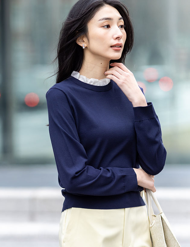 ネイビーのフリルカラードッキングプルオーバー・パステルイエローのストレッチ テーパードパンツを着用した女性の画像--2