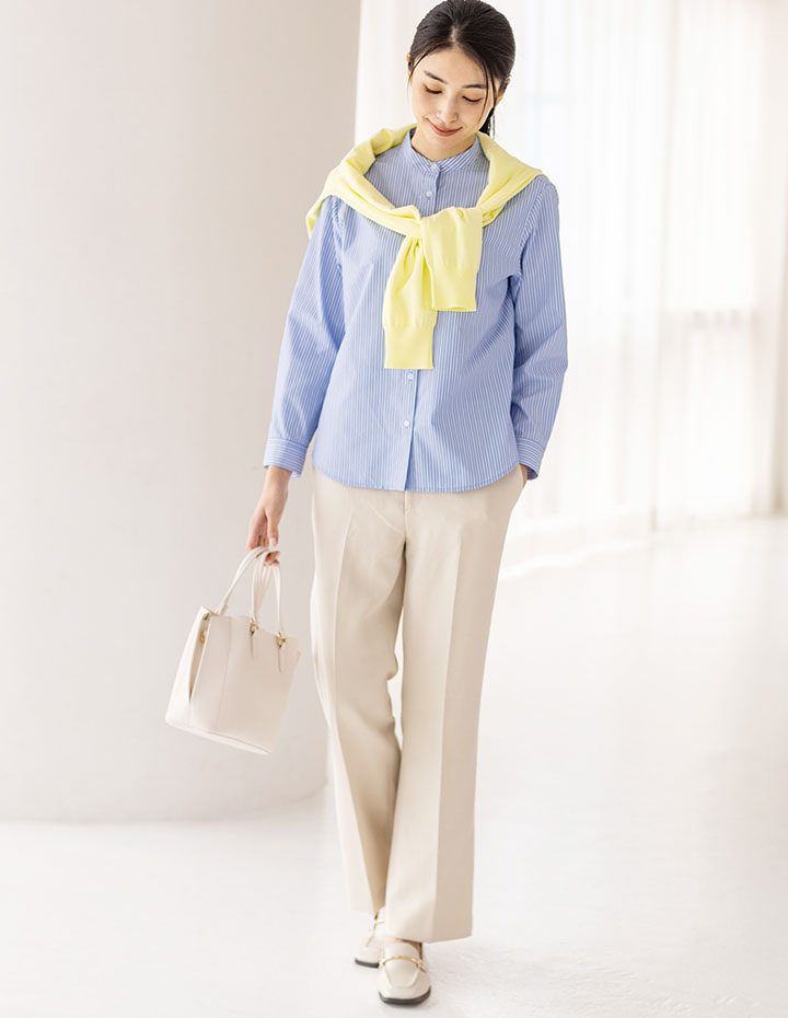 ブルーのバンドカラーストライプシャツ・ベージュのストレッチストレートパンツ【セットアップ対応】・イエローのクルーネックニットカーディガンを着用した女性の画像--1