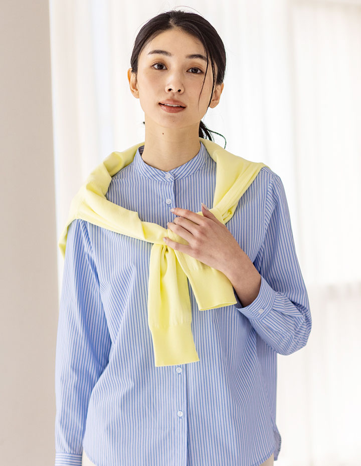 ブルーのバンドカラーストライプシャツ・ベージュのストレッチストレートパンツ【セットアップ対応】・イエローのクルーネックニットカーディガンを着用した女性の画像--2