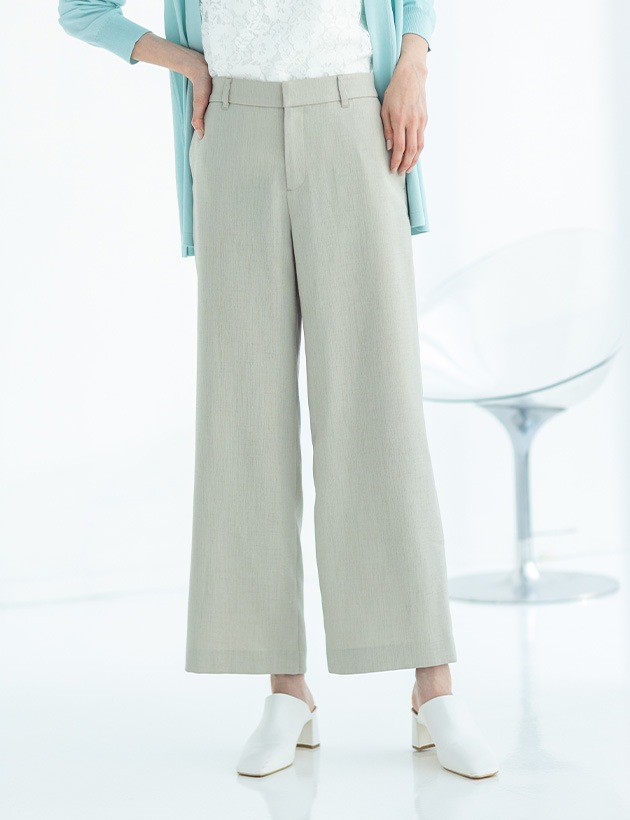 ミントグリーンの着流しカーディガン・オフホワイトのレースドッキングプルオーバー・ベージュのリネンライクワイドパンツ【セットアップ対応】を着用した女性の足元の画像