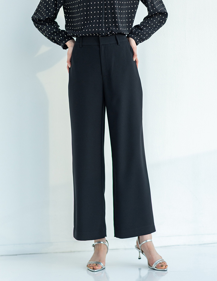 ブラックの幾何プリントジョーゼットブラウス・ブラックのストレッチジョーゼットストレートパンツ【セットアップ対応】を着用した女性の足元の画像