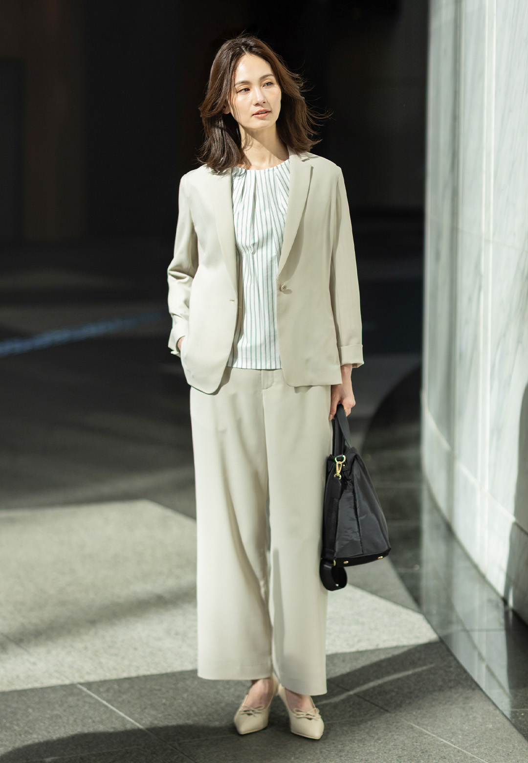 ストレッチジョーゼットテーラードジャケット【セットアップ対応】、ストレッチジョーゼットストレートパンツ【セットアップ対応】、ストライプタックプルオーバーを着用した女性の画像--1