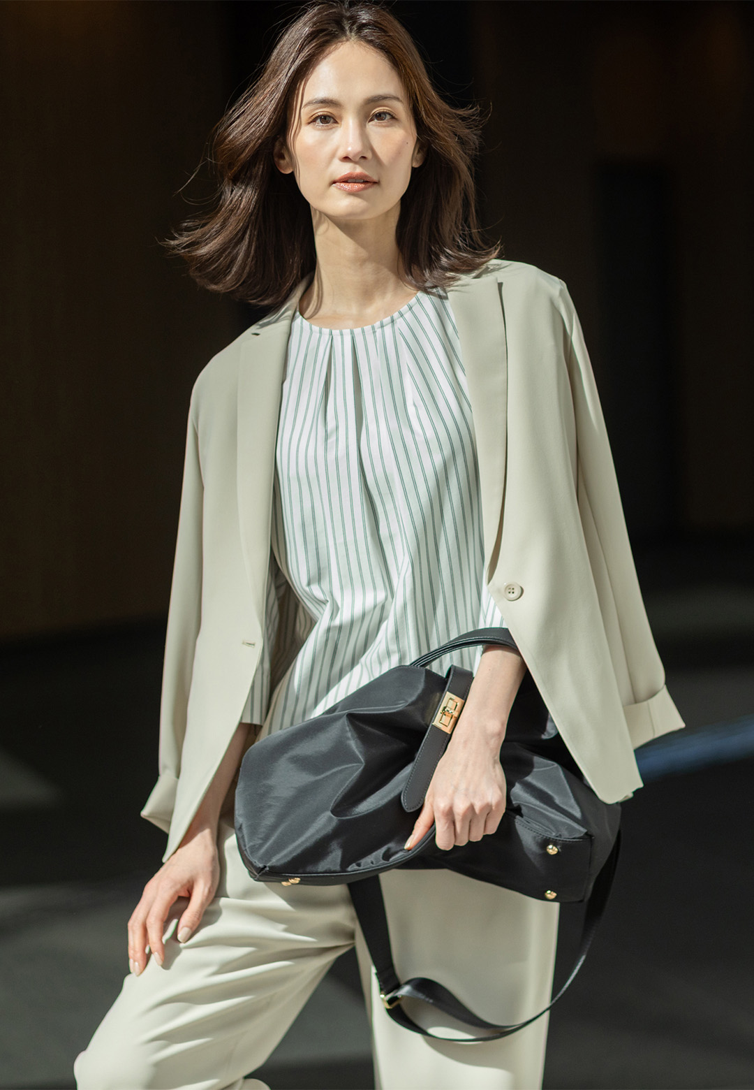 ストレッチジョーゼットテーラードジャケット【セットアップ対応】、ストレッチジョーゼットストレートパンツ【セットアップ対応】、ストライプタックプルオーバーを着用した女性の画像--2